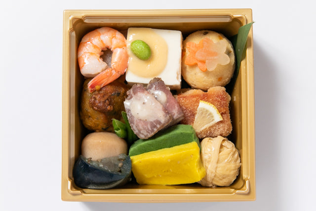 おもてなし三段重～稀少銘柄豚のメンチカツと和食店のおばんざい～