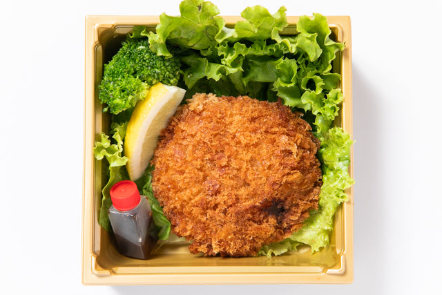 おもてなし三段重～稀少銘柄豚のメンチカツと和食店のおばんざい～