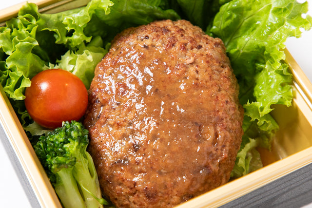 おもてなし三段重～精肉店の国産牛ハンバーグと和食店のおばんざい～